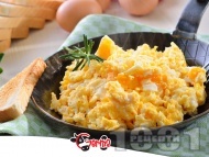 Рецепта Бъркани яйца на тиган със сирене, кашкавал и розмарин